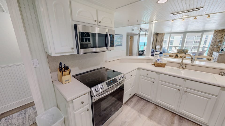 Condo, 2 Bedrooms | Private kitchen | Fridge, oven, coffee/tea maker, toaster