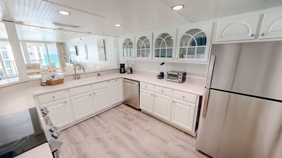 Condo, 2 Bedrooms | Private kitchen | Fridge, oven, coffee/tea maker, toaster