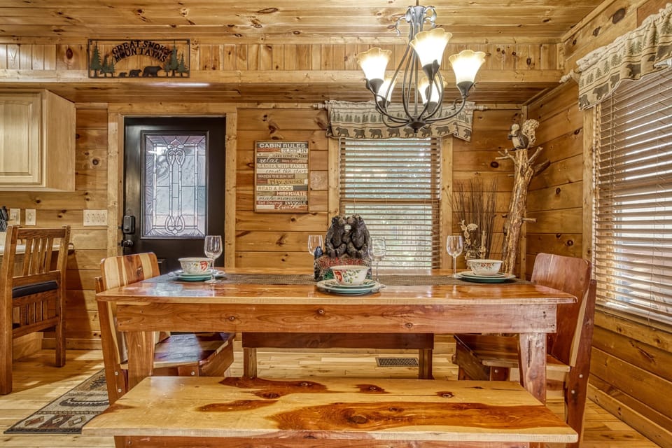 Cabin, 3 Bedrooms | Dining
