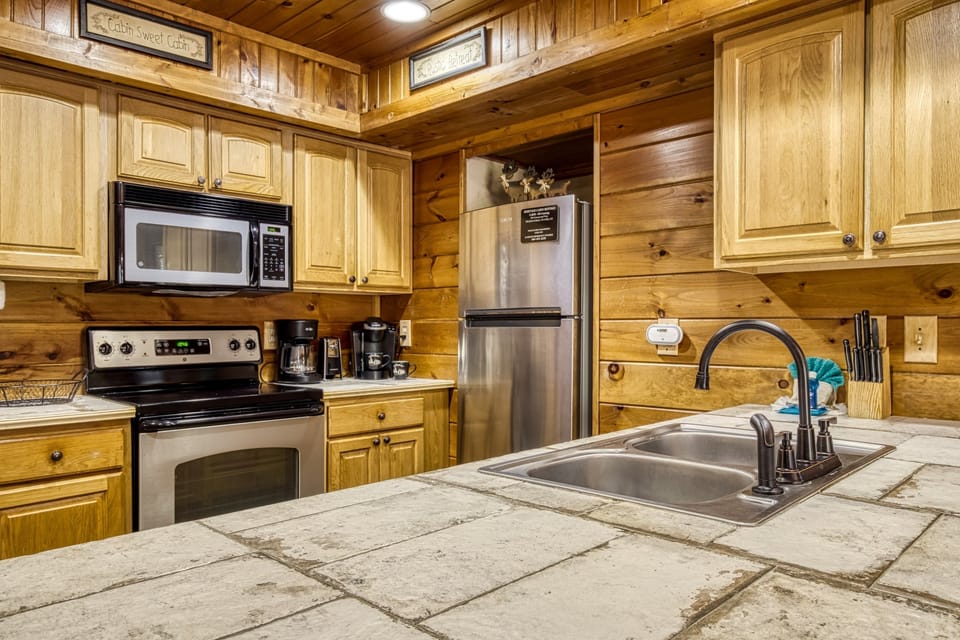 Cabin, 3 Bedrooms | Private kitchen | Fridge, oven, coffee/tea maker, toaster