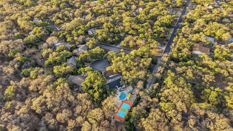 From above, it’s nothing but lush green vibes and peaceful scenes. No traffic jams — just tree lines. Nature lovers, this one’s calling your name.