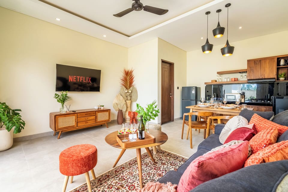 Deluxe Villa, Pool View | Living area