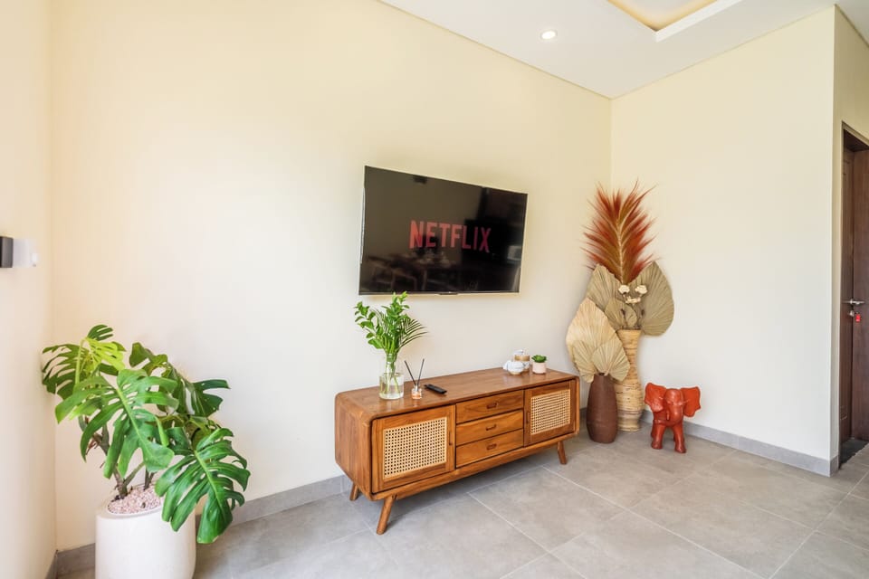 Deluxe Villa, Pool View | Interior