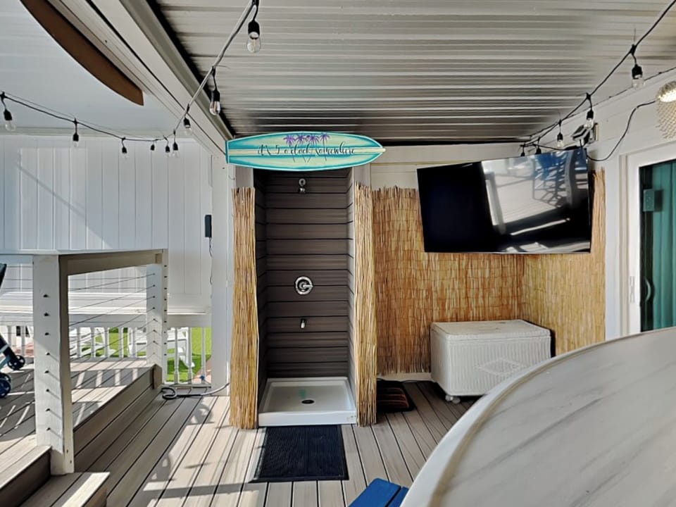 Gulf Front Deck - Smart TV + Outdoor Shower