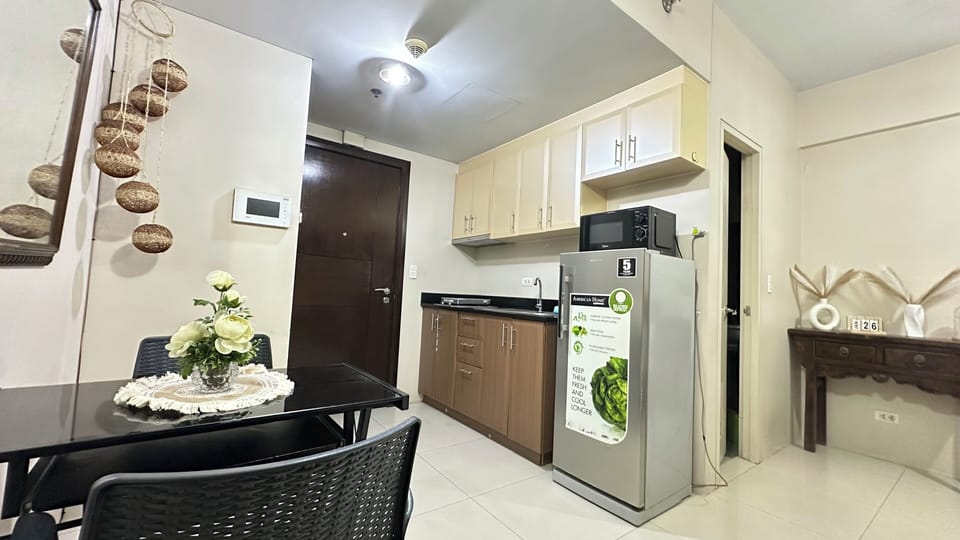 Standard Studio, City View | Private kitchen | Fridge, microwave, stovetop, cookware/dishes/utensils