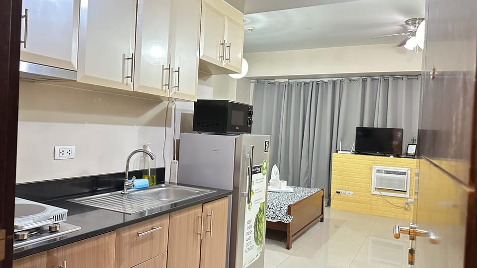 Standard Studio, City View | Private kitchen | Fridge, microwave, stovetop, cookware/dishes/utensils