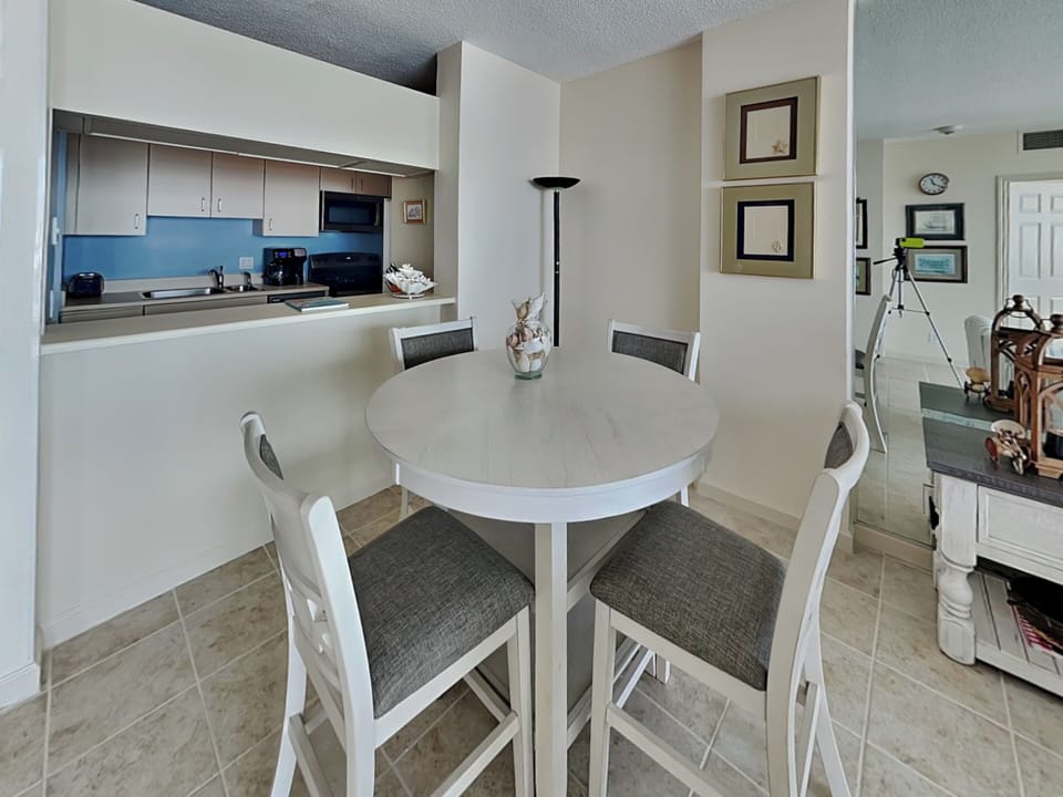 Dining Area - Seating for 4