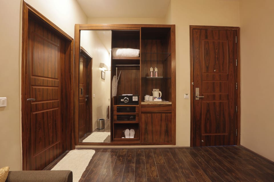 Club Cottage with Jacuzzi | Wardrobe