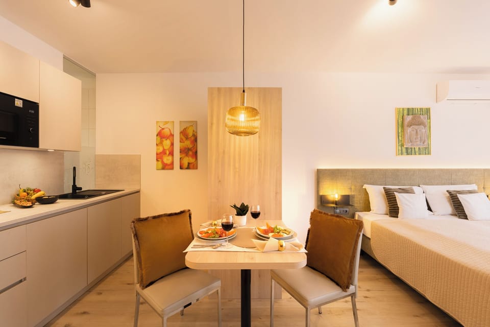 Apartment, Balcony | In-room dining