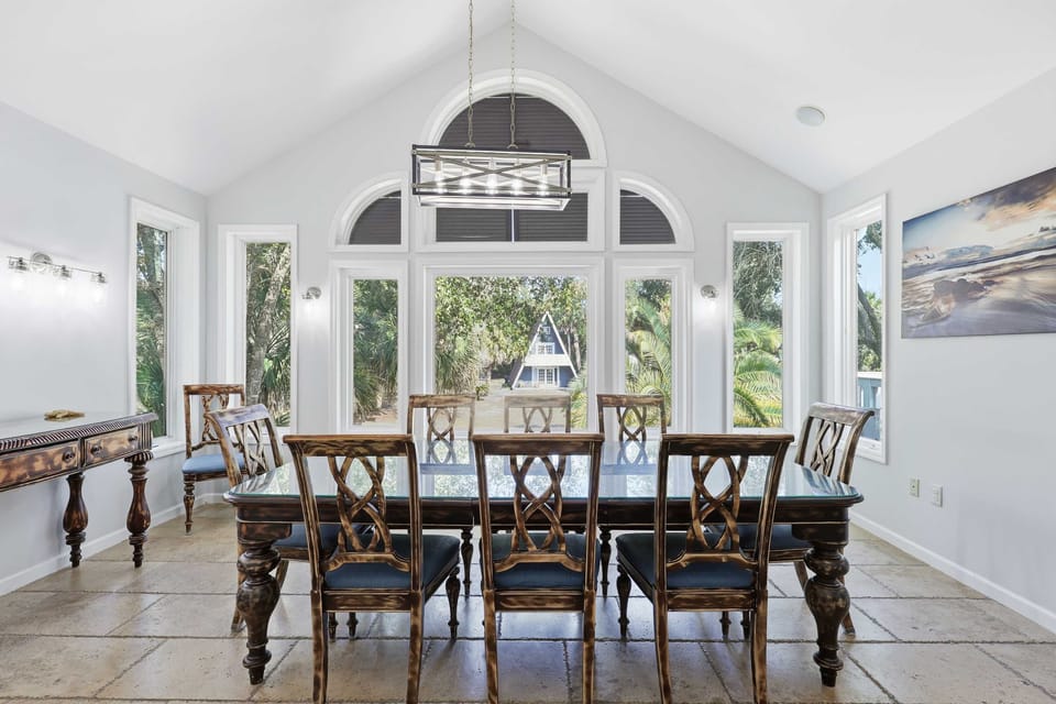 Whether it’s breakfast with sunshine or dinner under cozy lights, this dining spot is ready for all your vacation feasting adventures. 