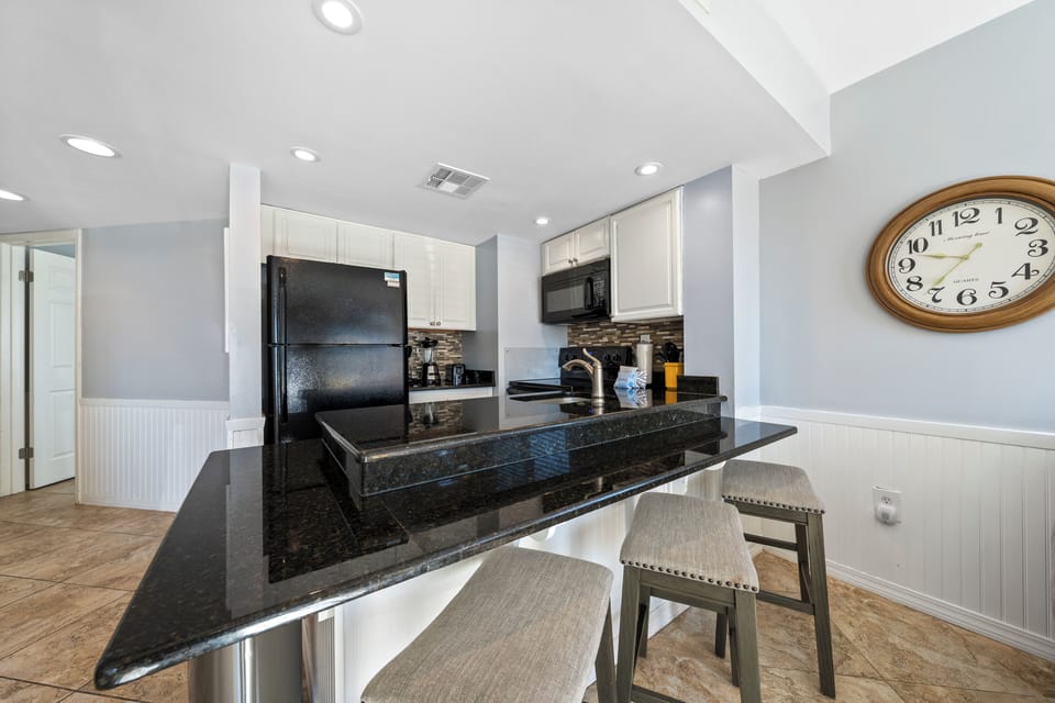 Eat-in kitchen bar seating