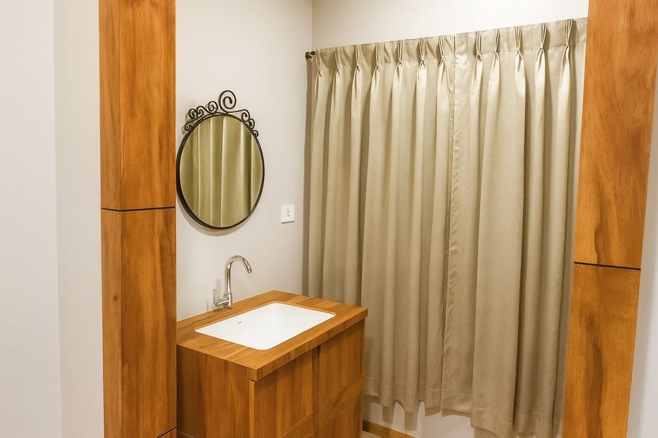 Executive Room | Bathroom | Shower, free toiletries, towels, soap