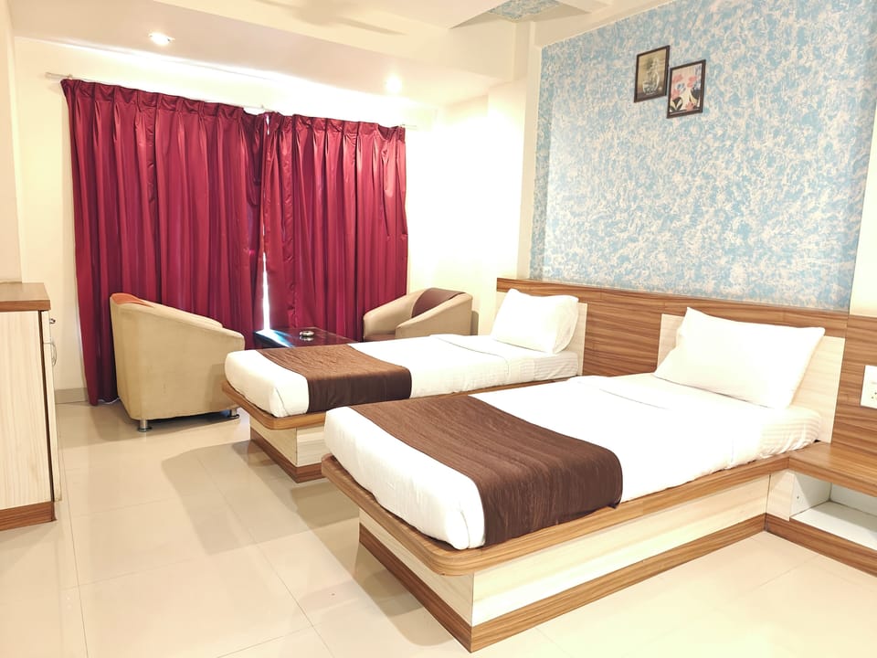 Classic Double or Twin Room | Memory foam beds, desk, blackout drapes, WiFi (free)