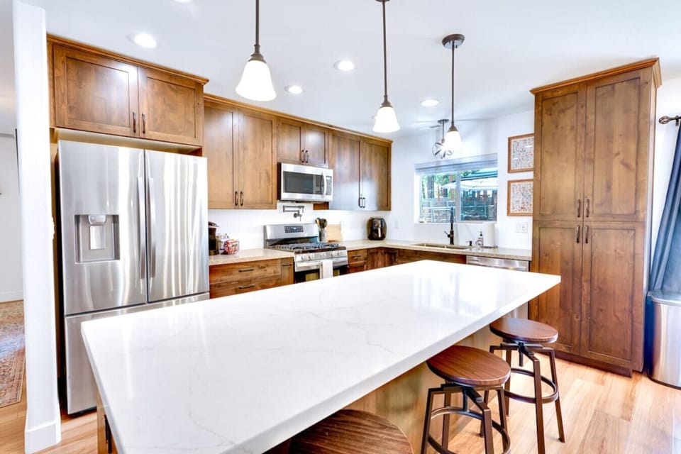 A wonderful kitchen island to eat and prep