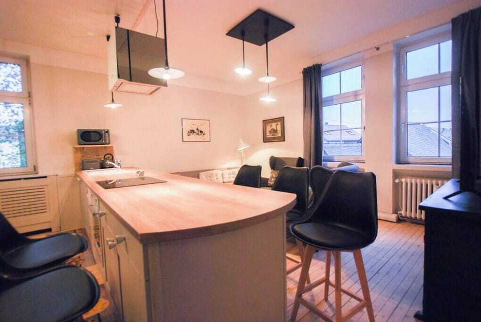 Gemeinsam kochen, essen und entspannen im offenen Wohn- und Essbereich - Cook, eat and relax together in the open concept kitchen and living space