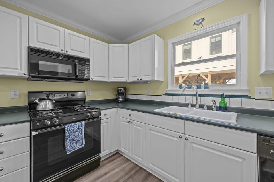 Fully Equipped Kitchen w/ Appliances, Cooking Utensils, Oven, Microwave, Stove, Sink, and Much More