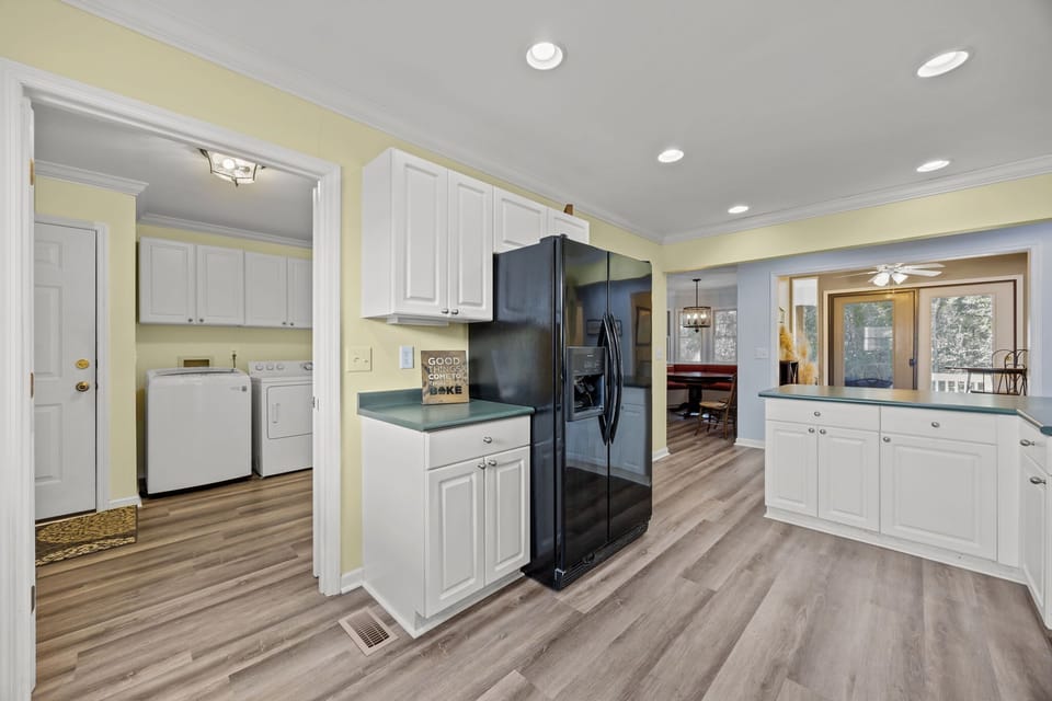 Fully Equipped Kitchen w/ Appliances, Cooking Utensils, Oven, Microwave, Stove, Sink, and Much More