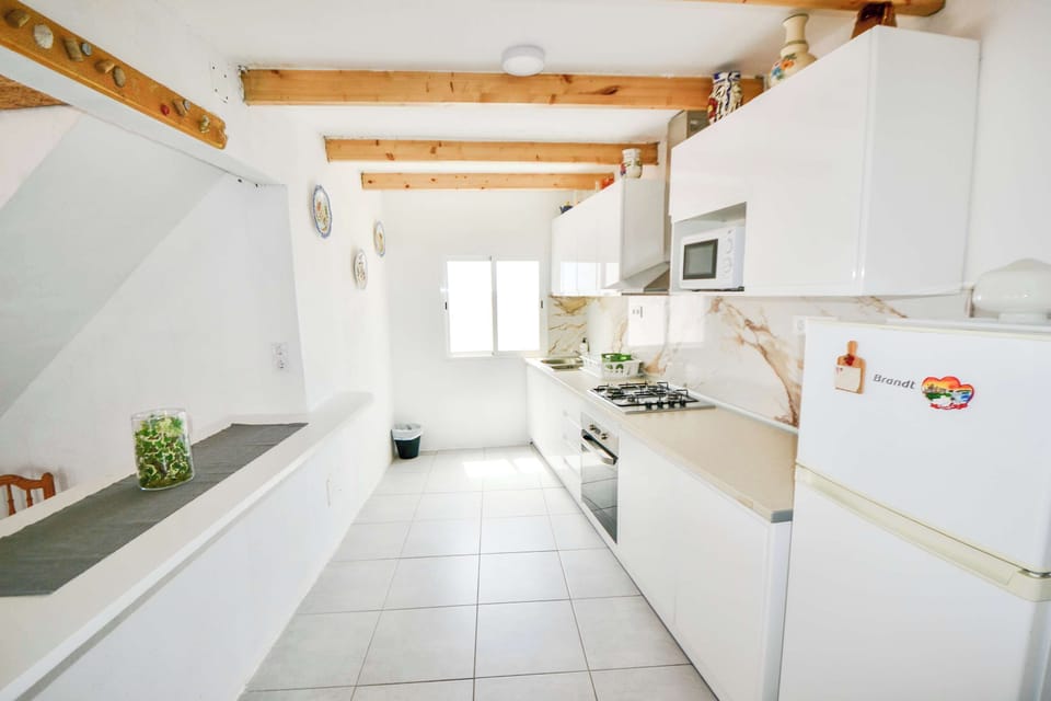 A well-equipped kitchen giving you the perfect place to dine in