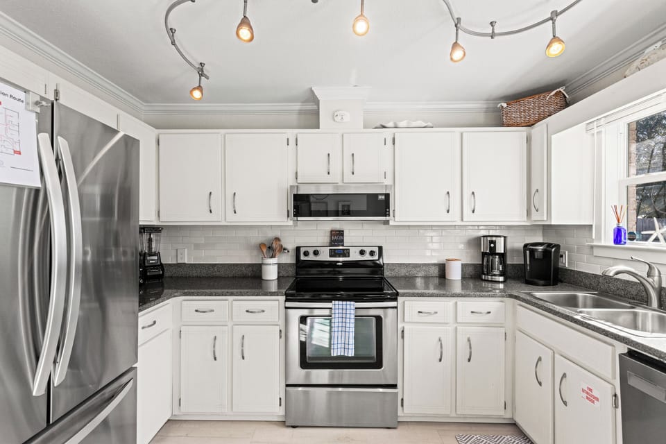 House, Multiple Beds, Patio, Garden View (21811 Dolphin Ave) | Private kitchen