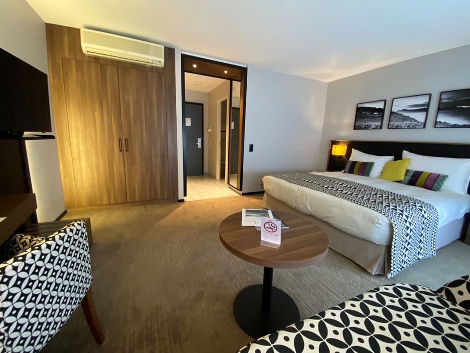 Deluxe Studio | In-room safe, desk, laptop workspace, iron/ironing board