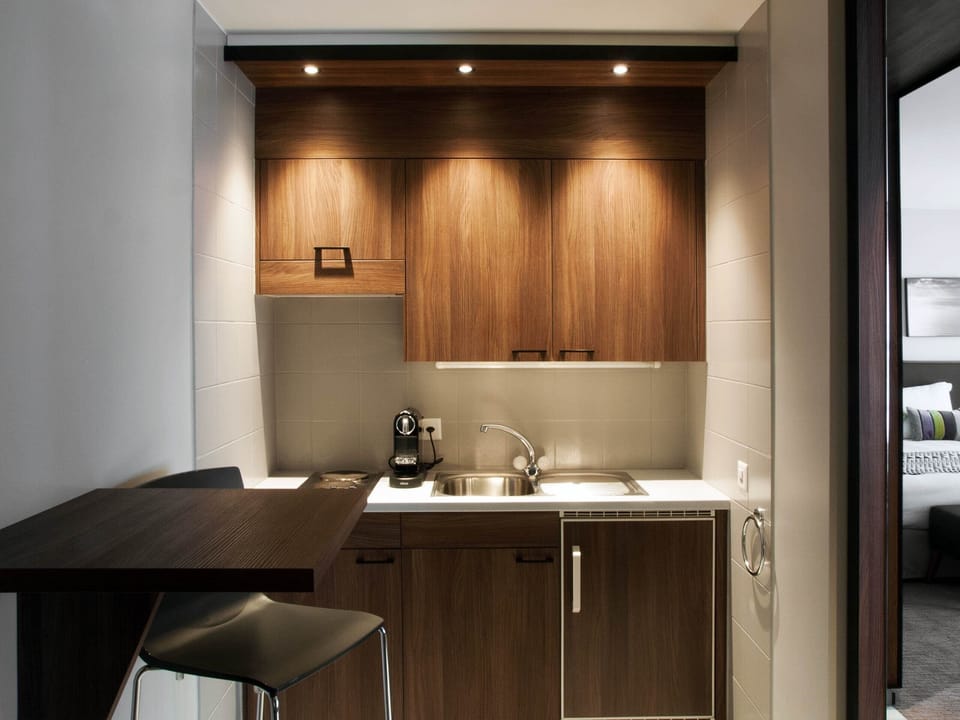 Deluxe Studio | Private kitchen | Mini-fridge, microwave, stovetop, cookware/dishes/utensils
