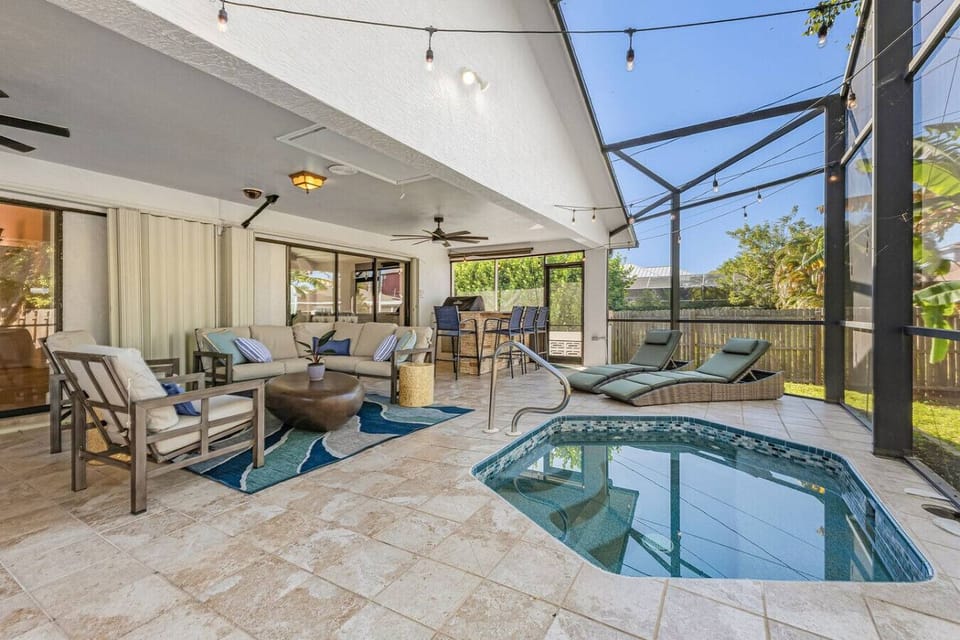 700 sq ft screened Lanai