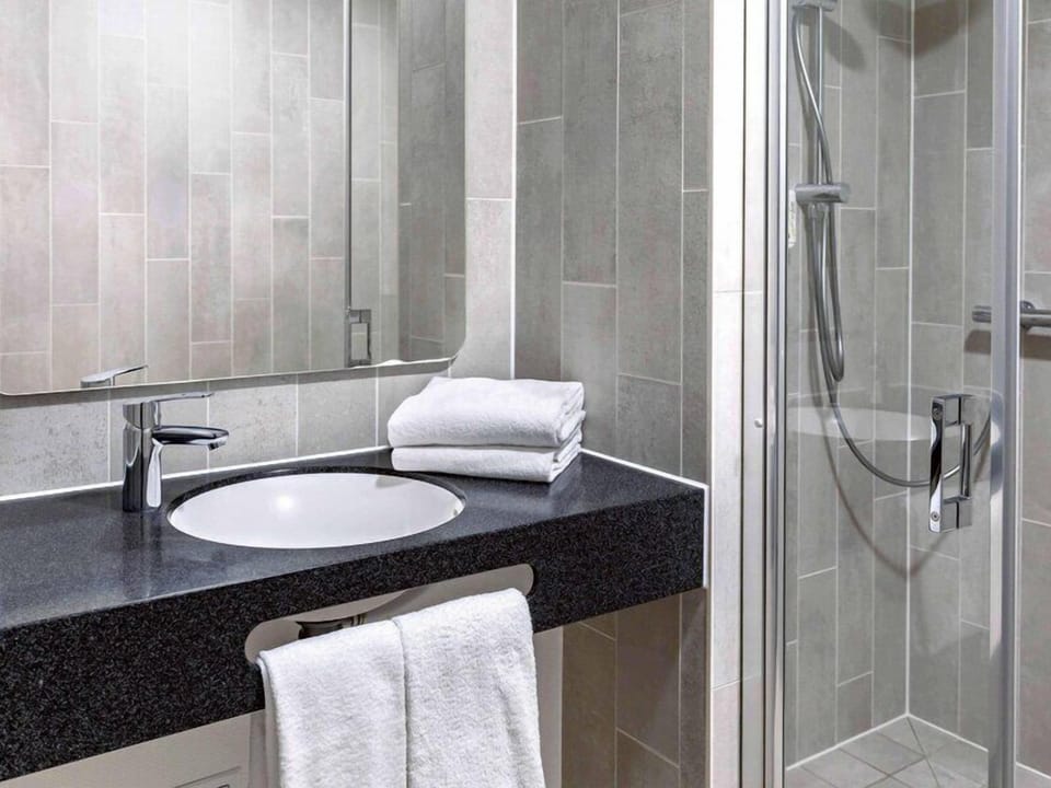 Twin Room | Bathroom | Shower, hair dryer, towels, soap