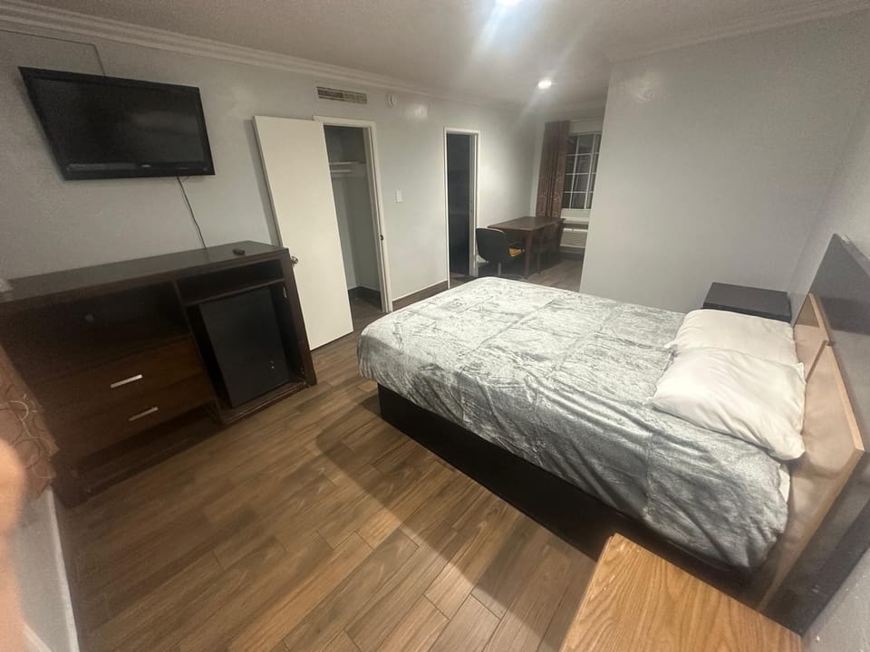 Suite | Desk, free WiFi