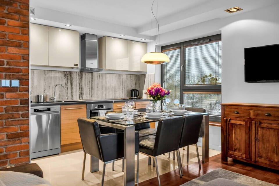 Bright Open-Plan Living Room with Dining Area – Comfortable Sofa, Smart TV & Fully Equipped Kitchen for Relaxing Evenings | Book Now with RENTUJEMY.COM