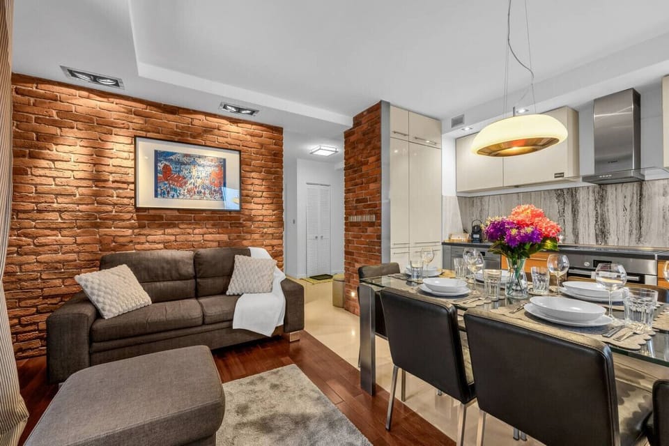 Bright Open-Plan Living Room with Dining Area – Comfortable Sofa, Smart TV & Fully Equipped Kitchen for Relaxing Evenings | Book Now with RENTUJEMY.COM
