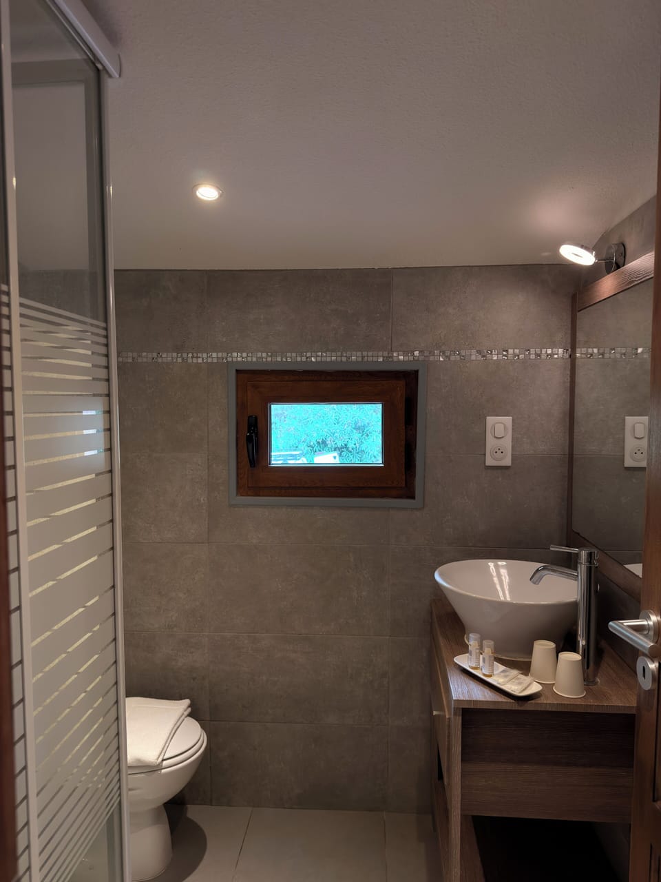 Double Room | Bathroom | Shower, free toiletries, hair dryer, towels