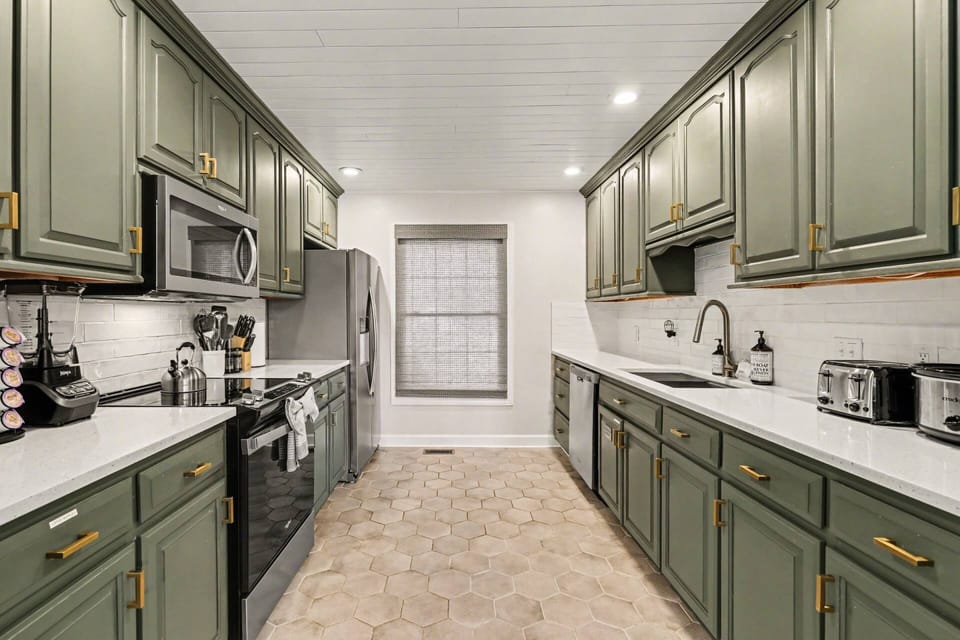 Luxury Kitchen Fully Stocked!