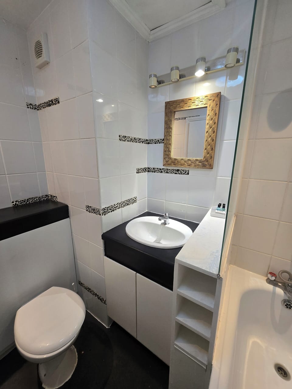 Standard Single Room, Non Smoking, Beachside | Bathroom | Towels, soap, shampoo, toilet paper