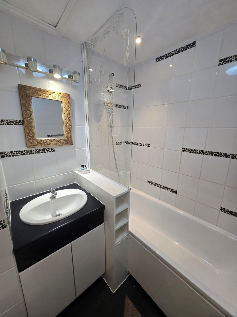 Standard Single Room, Non Smoking, Beachside | Bathroom | Towels, soap, shampoo, toilet paper