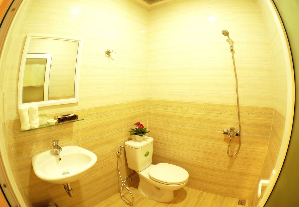 Standard Quadruple Room | Bathroom | Shower, free toiletries, towels