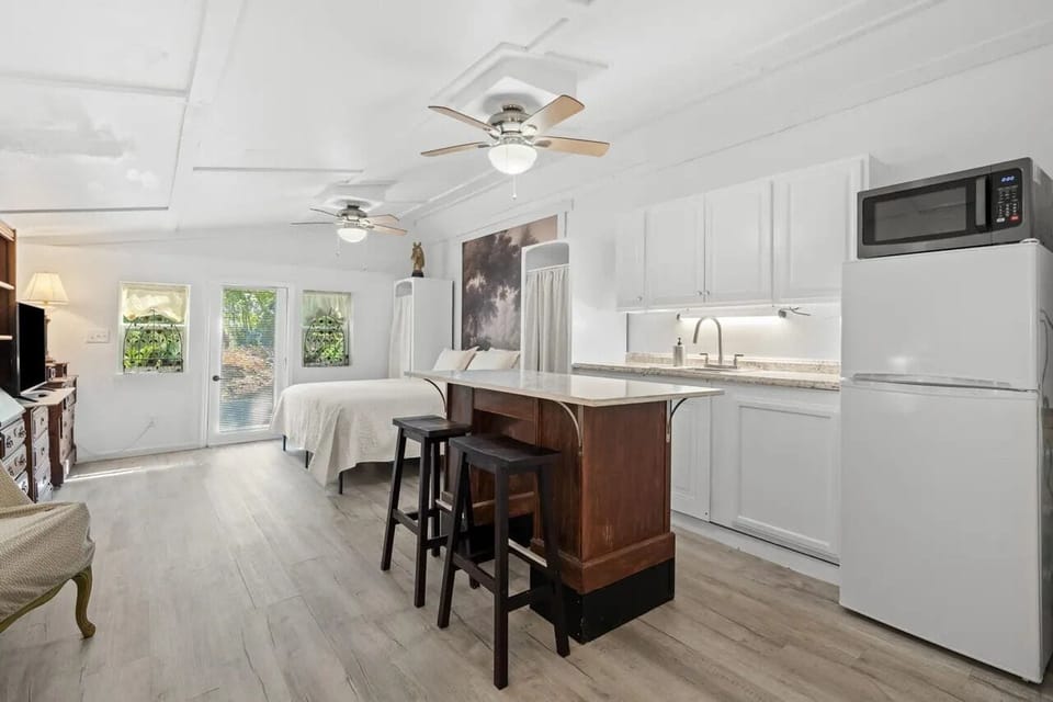 Apartment, 1 Queen Bed, Non Smoking, Kitchenette | Private kitchen | Fridge, microwave, oven, stovetop