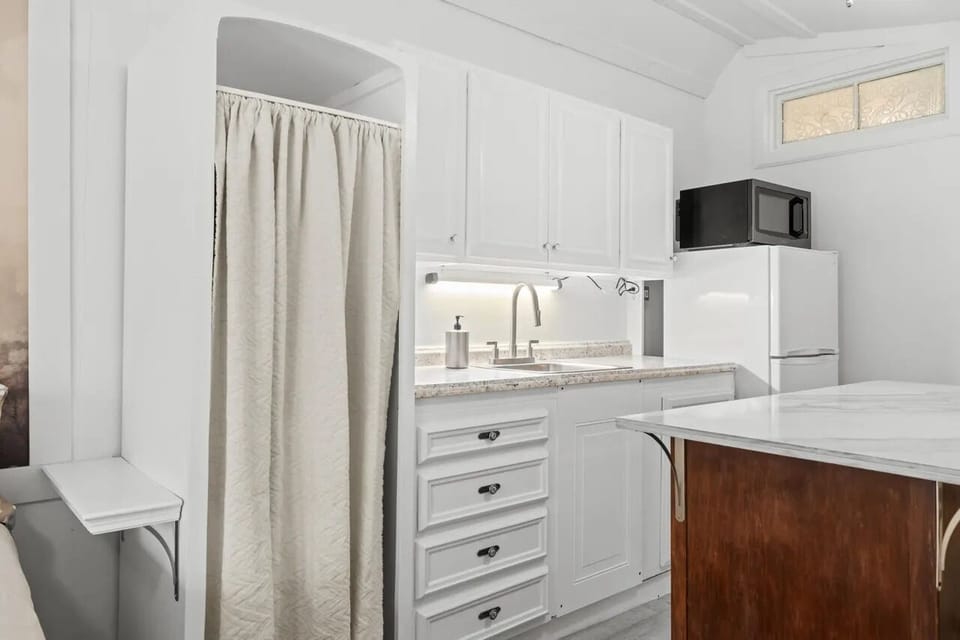 Apartment, 1 Queen Bed, Non Smoking, Kitchenette | Private kitchen | Fridge, microwave, oven, stovetop