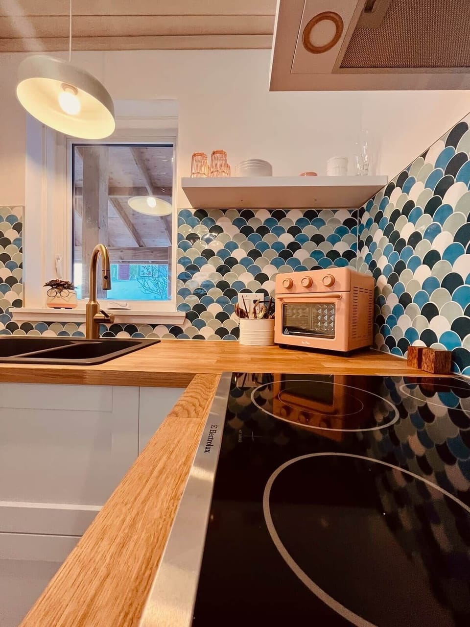 Everything to cook with ease: air fryer, stove, fridge, full dishes—nothing missing ✨