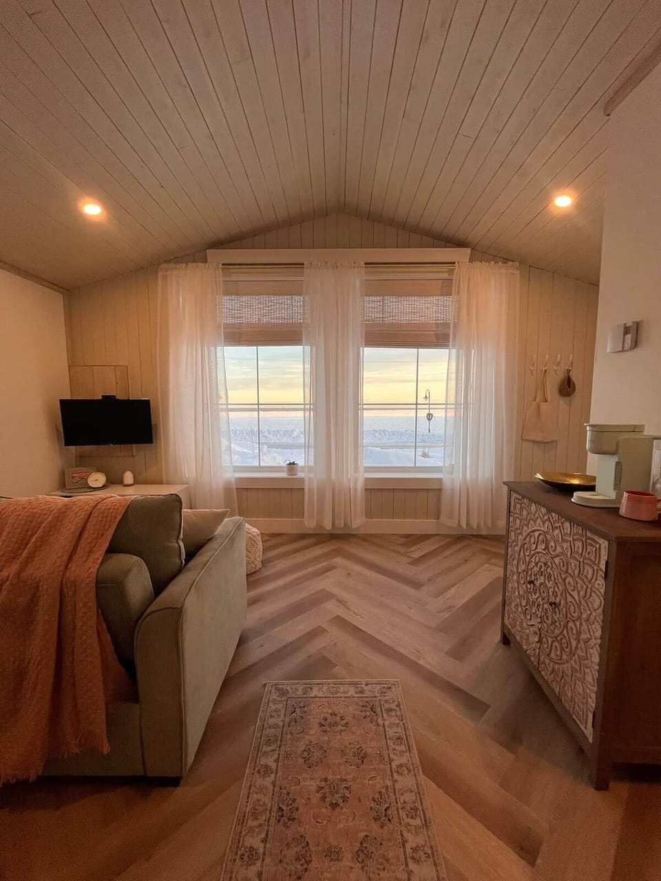 Love the river view from your living room—sit back and enjoy the ever-changing water ✨