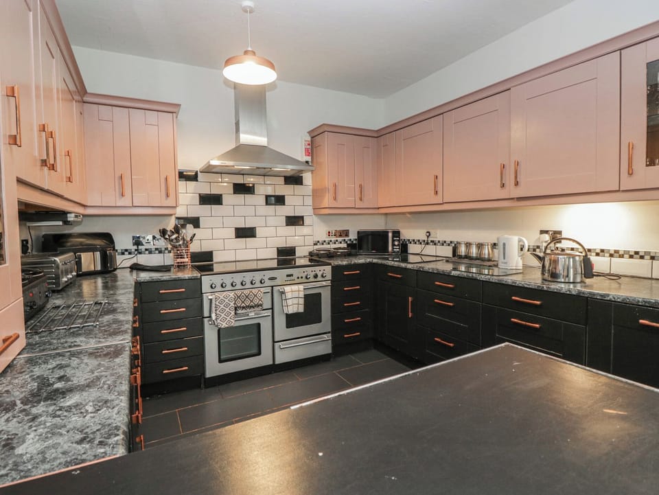 Dishwasher, cookware/dishes/utensils