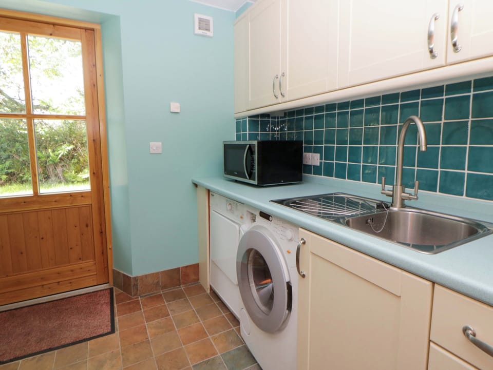 Cottage | Private kitchen | Dishwasher, cookware/dishes/utensils