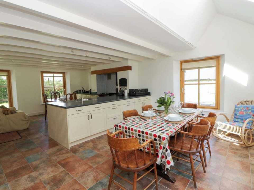 Cottage | Dining
