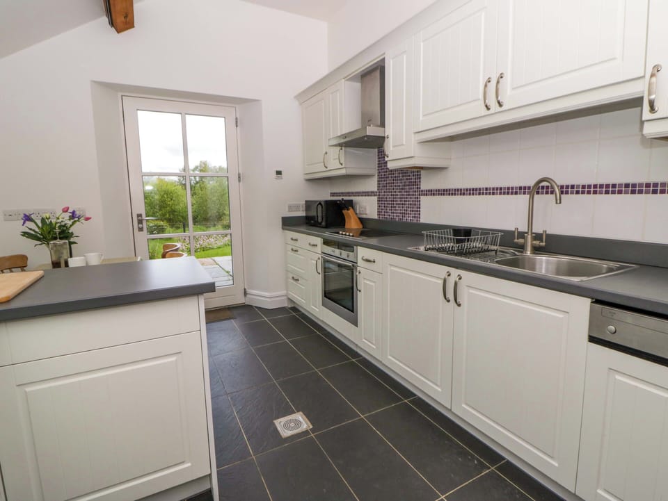 Cottage | Private kitchen | Dishwasher, cookware/dishes/utensils