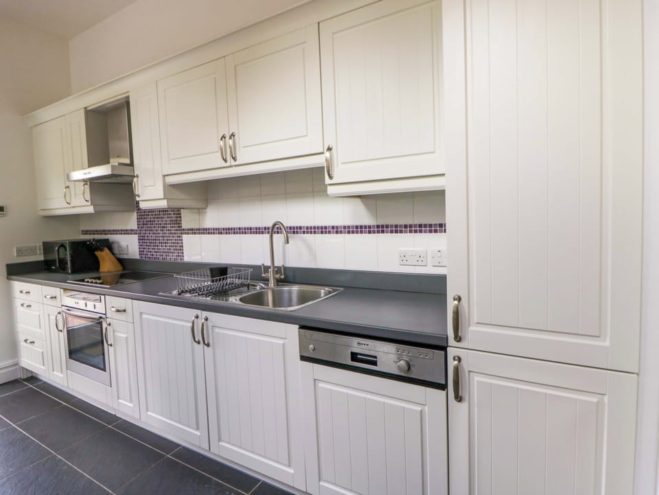 Cottage | Private kitchen | Dishwasher, cookware/dishes/utensils