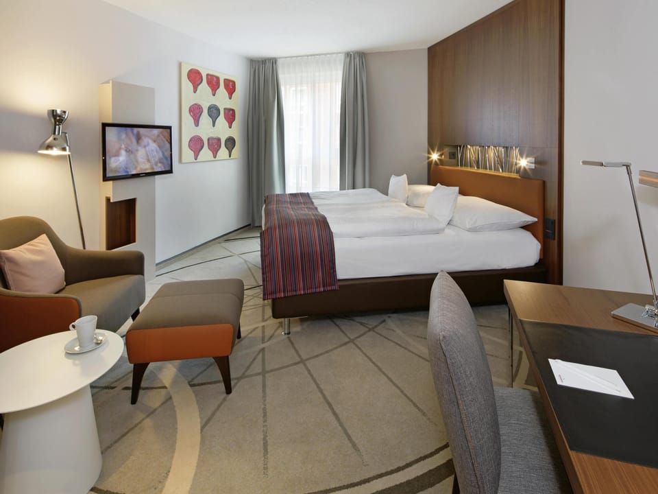 Classic Room, 1 King Bed | Premium bedding, minibar, in-room safe, desk