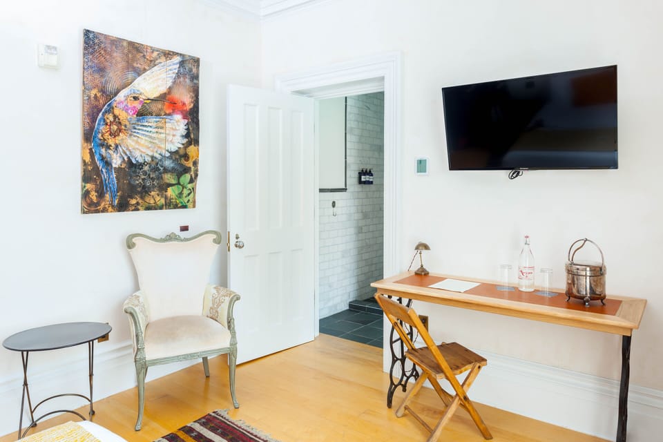 213 - Central Queen Room | Living area | 40-inch flat-screen TV with digital channels, TV, Netflix