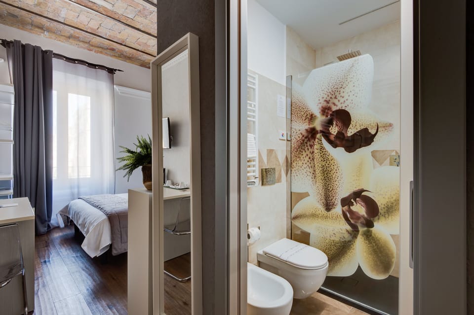 Comfort Triple Room | Bathroom | Rainfall showerhead, free toiletries, hair dryer, bidet