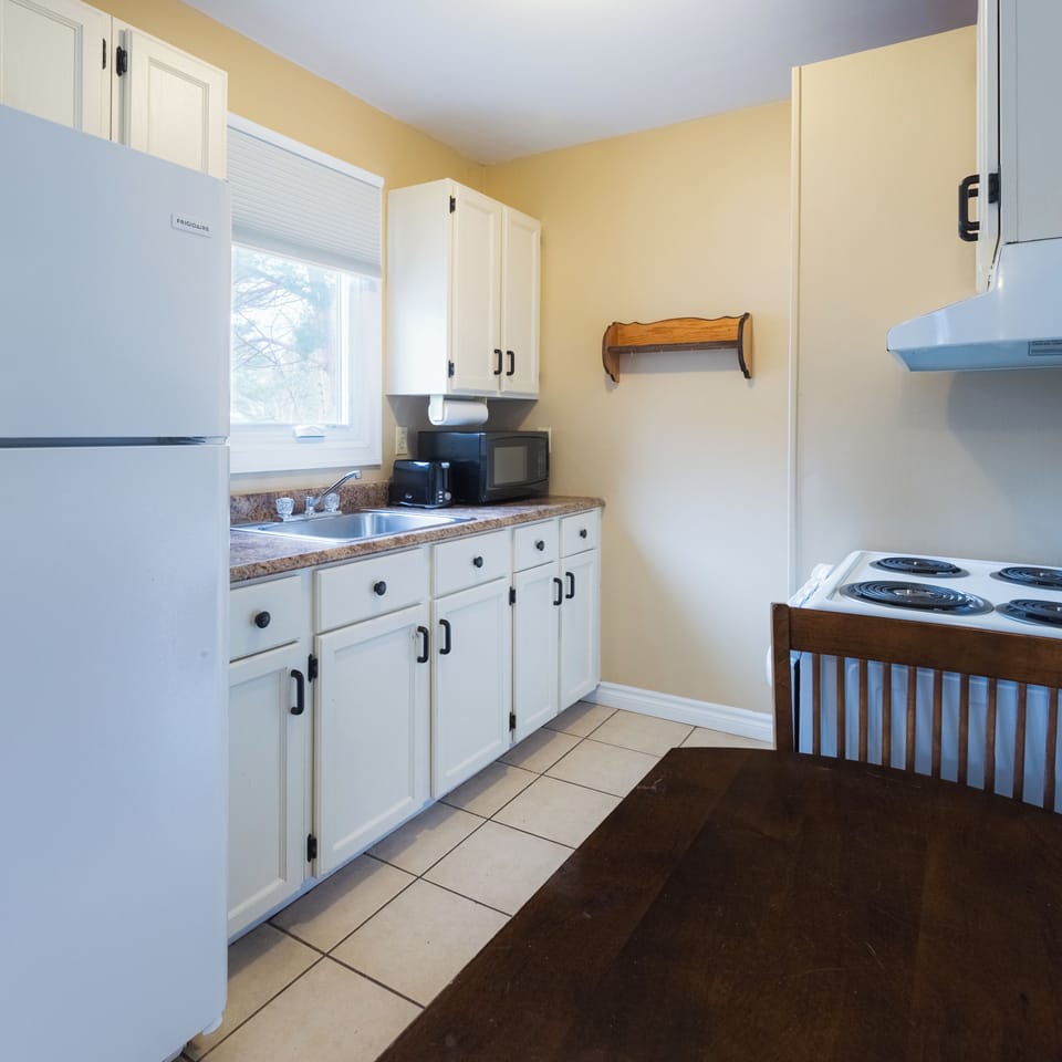 Cottage, 2 Bedrooms | Private kitchen | Fridge, microwave, stovetop, coffee/tea maker