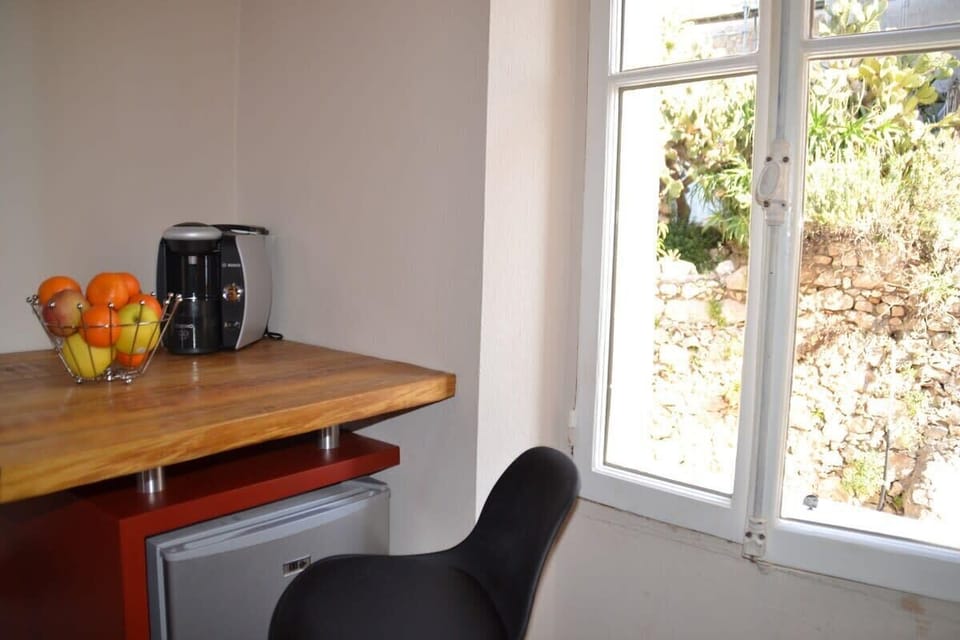 Table, réfrigérateur