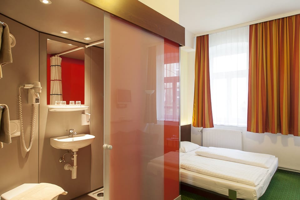 Hypo-allergenic bedding, blackout drapes, free WiFi, bed sheets